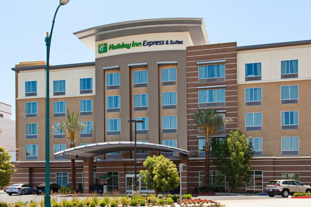 Holiday Inn Express & Suites Anaheim Resort Area.
