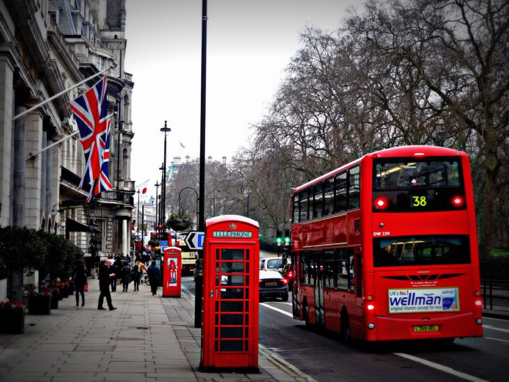 ایک ڈبل ڈیکر لندن کی ایک سڑک پر چل رہا ہے۔