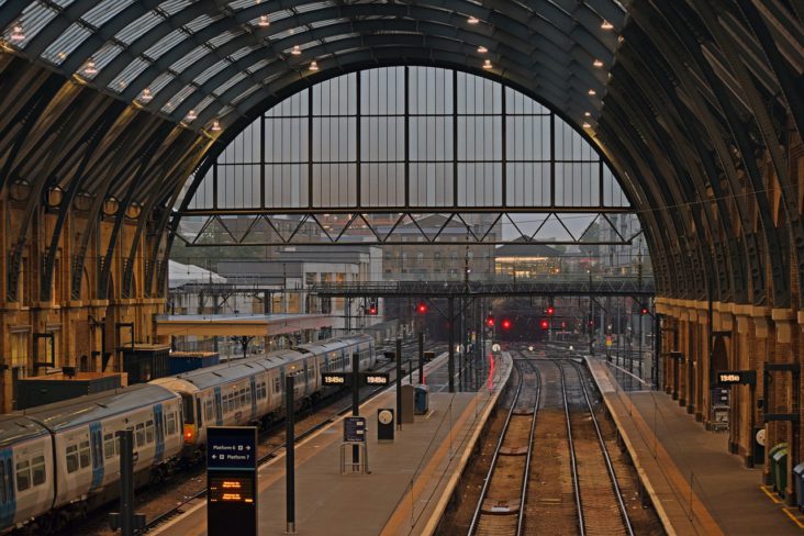 लंडनमधील किंग्स क्रॉस स्टेशनवर एक ट्रेन.