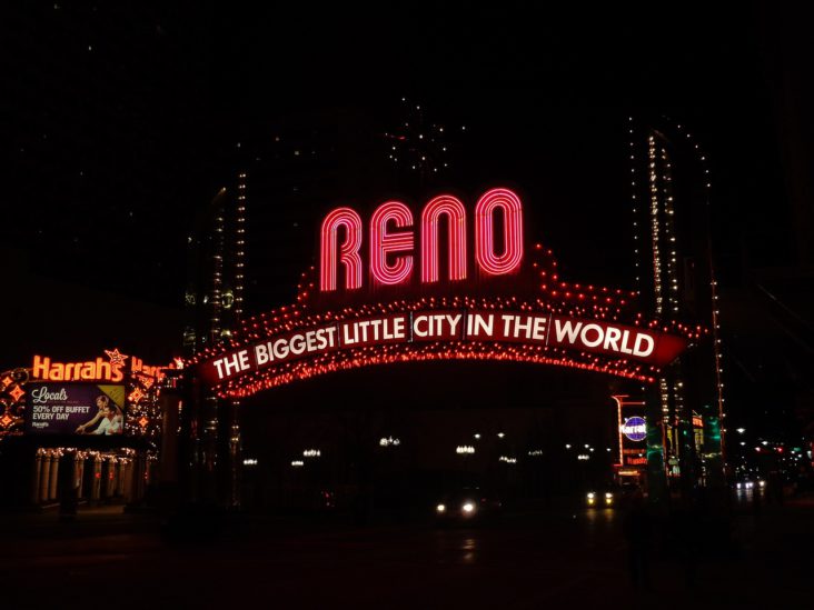 ປ້າຍຍິນດີຕ້ອນຮັບ Reno.