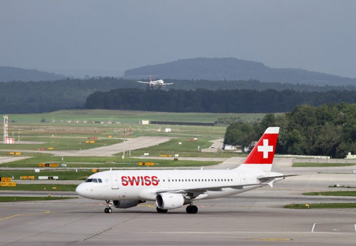 A Swiss Air Lines repülőgépe a zürichi repülőtéren.