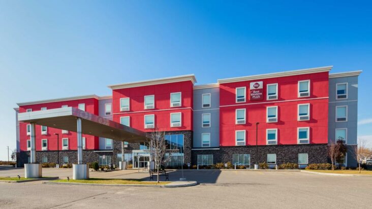The Best Western Plus Airport Inn & Suites, ເປັນ ໜຶ່ງ ໃນໂຮງແຮມ ຈຳ ນວນ ໜຶ່ງ ໃກ້ກັບສະ ໜາມ ບິນ Saskatoon.