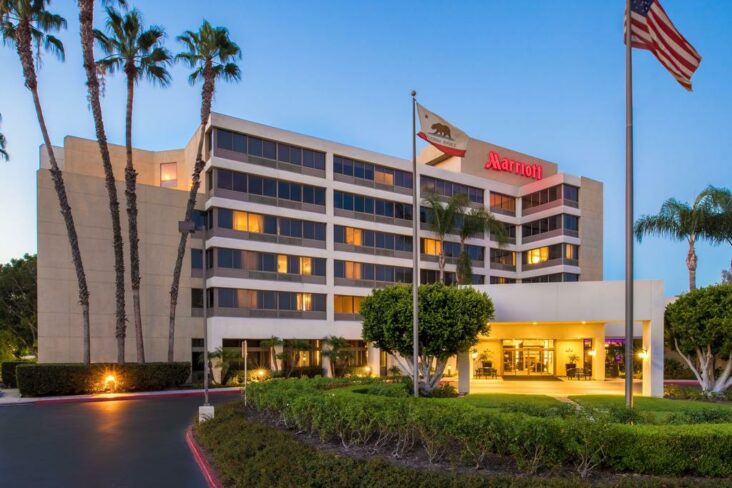 Fullerton Marriott a Kaliforniai Állami Egyetemen, az egyik szálloda a Cal State Fullerton közelében.