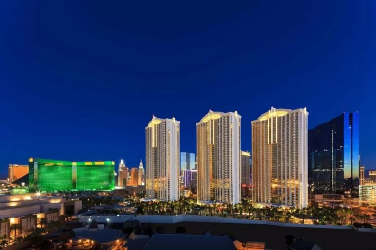 what-hotels-in-vegas-have-balconies