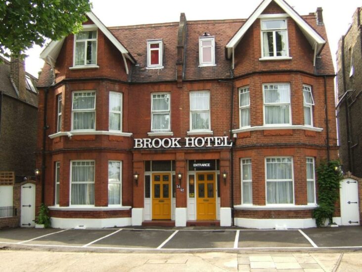 Turnham Green Station yaxınlığındakı otellərdən biri olan Brook Hotel.