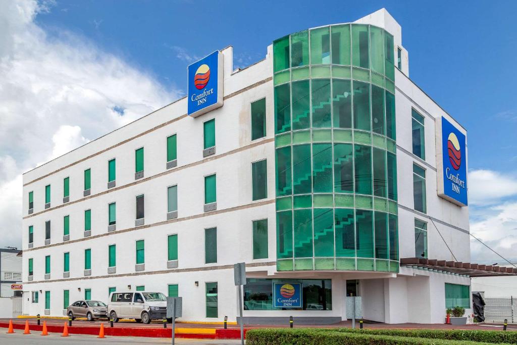 The Comfort Inn Cancun Aeropuerto, one of the hotels near Cancun Airport.