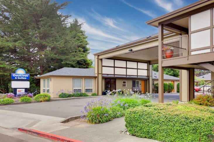 The Days Inn & Suites by Wyndham Arcata, one of the hotels near Humboldt State University.