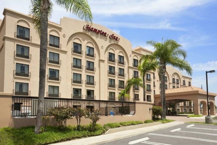 A Hampton Inn Los Angeles Carson, az egyik szálloda a Cal State Dominguez Hills közelében.