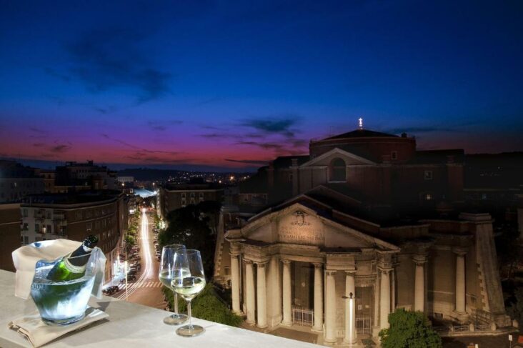 रोम, इटली मधील सर्वोत्तम हॉटेल्सपैकी एक, रेडिसन ब्लू जीएचआर रोम मधील दृश्य.