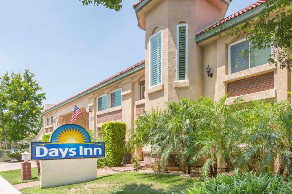 The Days Inn by Wyndham Near City of Hope, the only hotel in Duarte, CA.