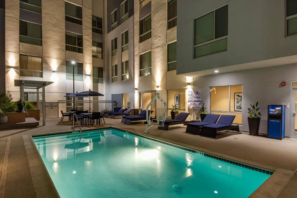 The Hampton Inn & Suites Los Angeles - Glendale, one of the hotels near Glendale Amtrak Station.