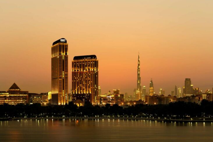 A Hyatt Regency Dubai Creek Heights, az Egyesült Arab Emírségek egyik szállodája, a Dubai Creek Park közelében.