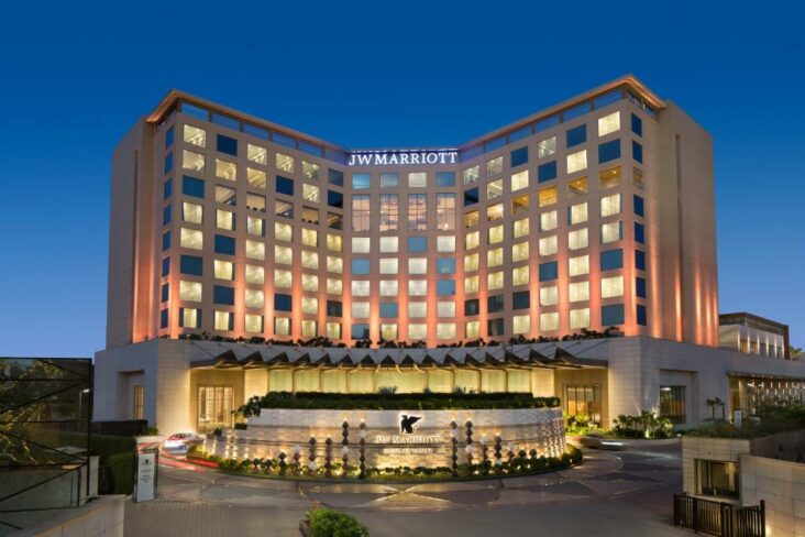 जेडब्ल्यू मॅरियट मुंबई सहार विमानतळ, मुंबई विमानतळाजवळील हॉटेलपैकी एक.