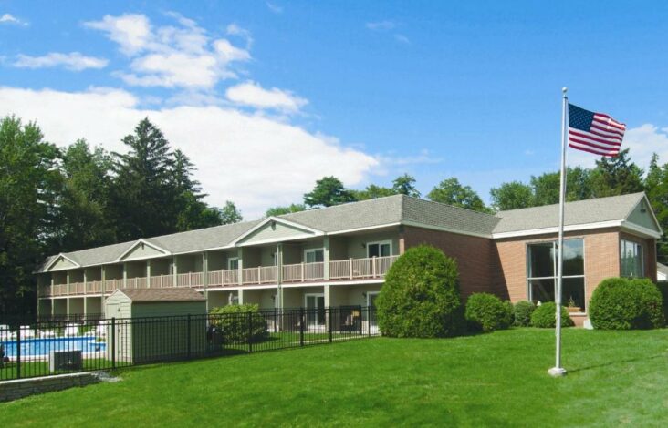 A University Inn Academicc Suites, az egyik szálloda a Maine -i Egyetem közelében.
