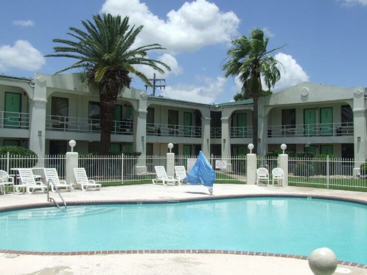 Amerikanın Ən Yaxşı Qiyməti Inn Beaumont, Texasdakı Beaumont Stansiyası yaxınlığındakı otellərdən biridir.