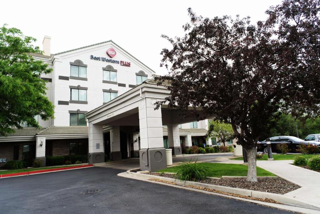 The Best Western Plus Provo University Inn, one of the hotels near Utah Valley Hospital.