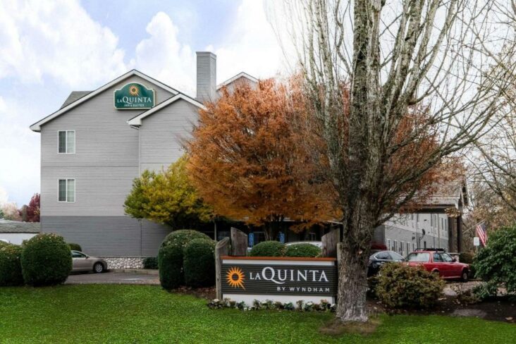 La Quinta ໂດຍ Wyndham Eugene, ໜຶ່ງ ໃນໂຮງແຮມໃນ Eugene, Oregon.
