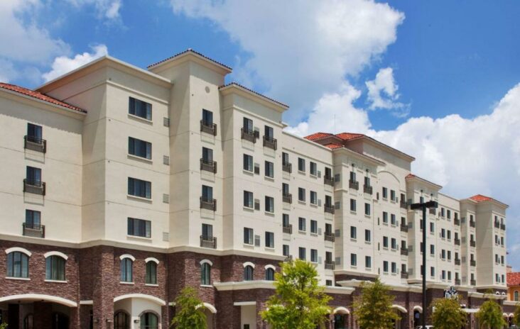 A Sonesta ES Suites Baton Rouge, az egyik szálloda az LSU közelében.
