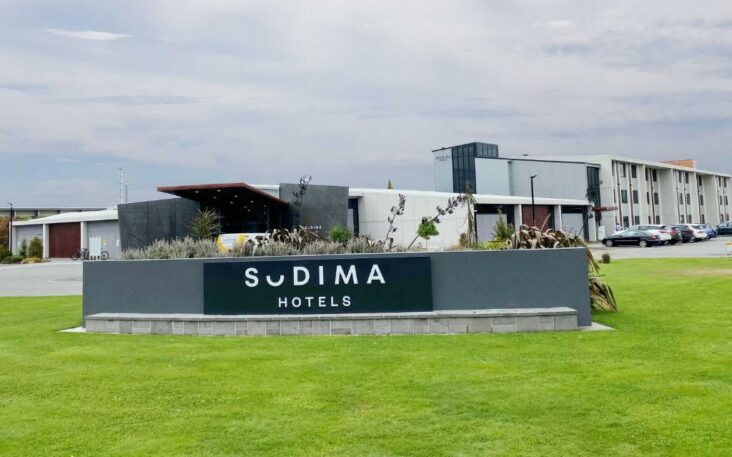 Yeni Zelandiyadakı Christchurch Hava Limanı yaxınlığındakı otellərdən biri olan Sudima Hotel Christchurch Airport.