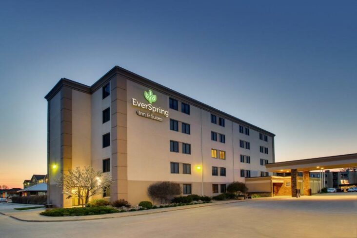 Az EverSpring Inn & Suites, az egyik szálloda a University of Mary közelében, Bismarck, ND.