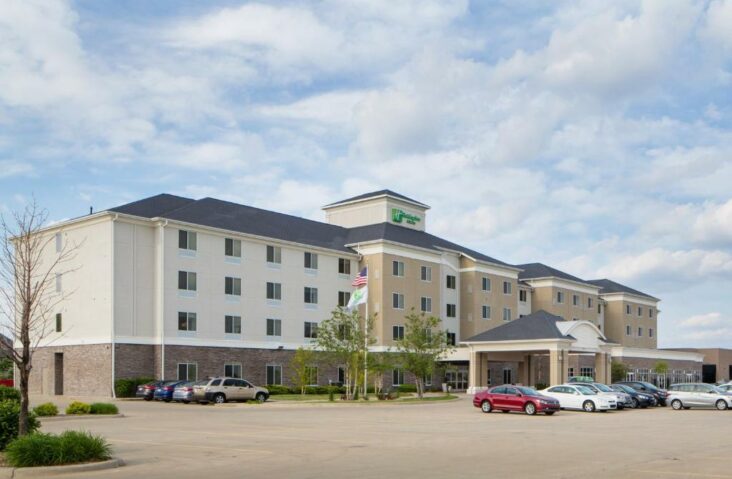 Khách sạn Holiday Inn Hotel & Suites Bloomington Airport ở Illinois.
