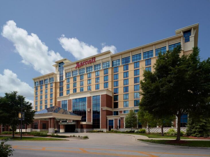 A Marriott Bloomington Normal Hotel and Conference Center, az egyik szálloda az Illinois Wesleyan Egyetem közelében.