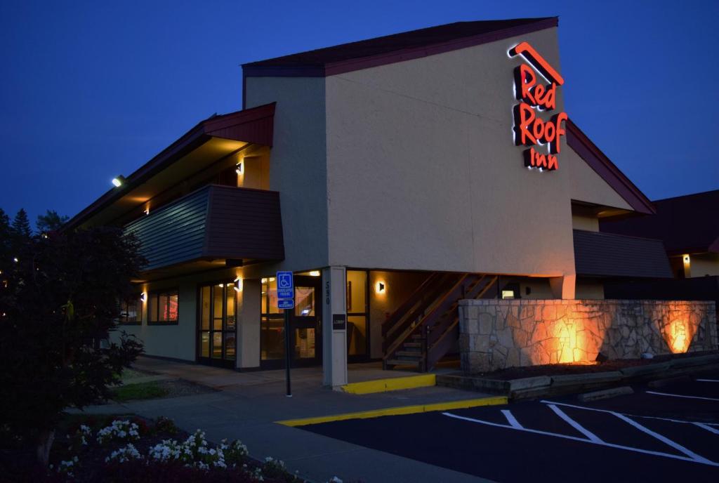 The Red Roof Inn Binghamton - Johnson City, one of the hotels near Greater Binghamton Airport in New York State.