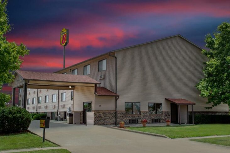 The Super 8 by Wyndham Normal Bloomington, one of the hotels in Bloomington, IL.