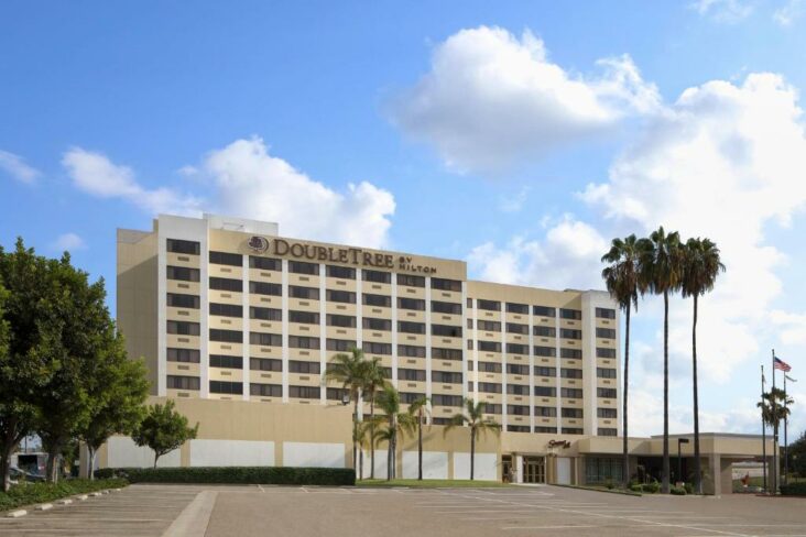 캘리포니아 노워크에 있는 여러 호텔 중 하나인 더블트리 바이 힐튼 로스앤젤레스 노워크.