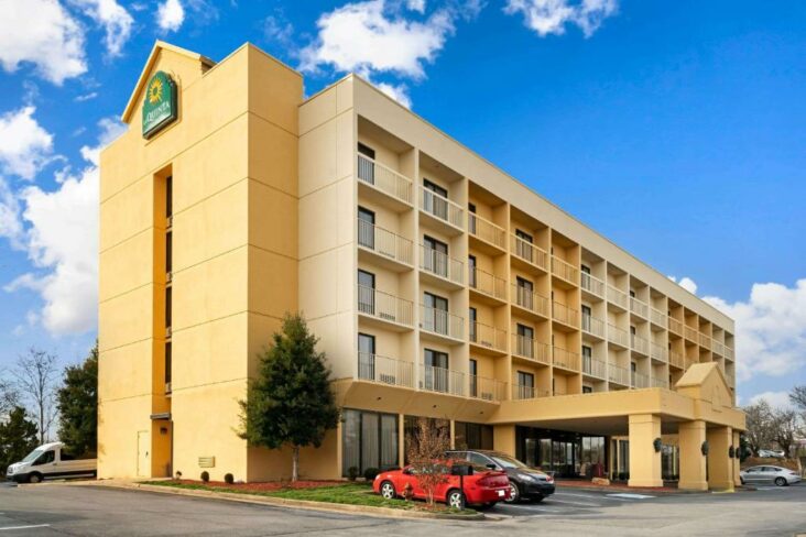 The La Quinta Inn & Suites ໂດຍ Wyndham Kingsport TriCities Airport, ຫນຶ່ງໃນໂຮງແຮມຢູ່ໃກ້ກັບສະຫນາມບິນພາກພື້ນ Tri-Cities ໃນ Tennessee.