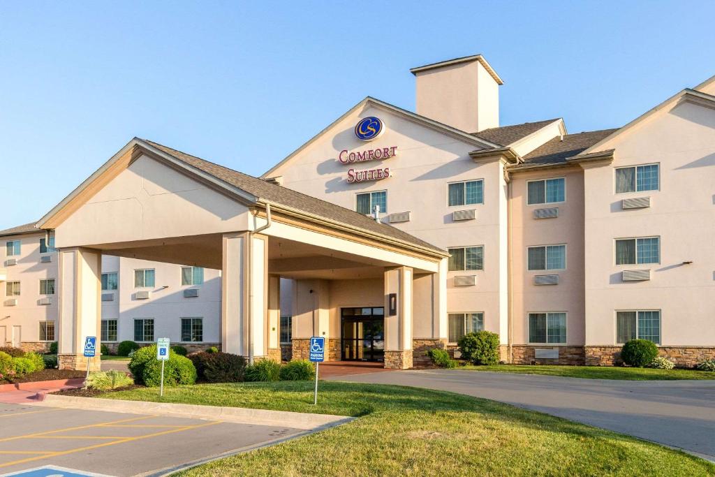 The Comfort Suites Burlington, one of the hotels near Southeast Iowa Regional Airport.