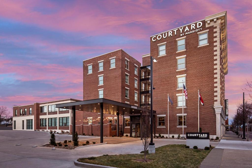 The Courtyard by Marriott Cape Girardeau Downtown, one of the hotels near SEMO University.