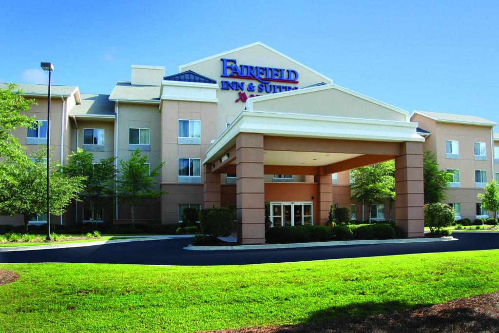 The Fairfield Inn & Suites Charleston North / University Area, one of the hotels near Charleston Southern University in South Carolina.