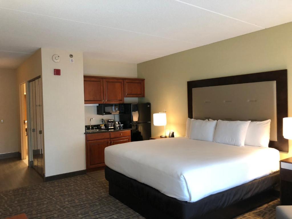 A room at the Wyndham Garden Bufflao Downtown, one of the hotels near Buffalo Zoo.