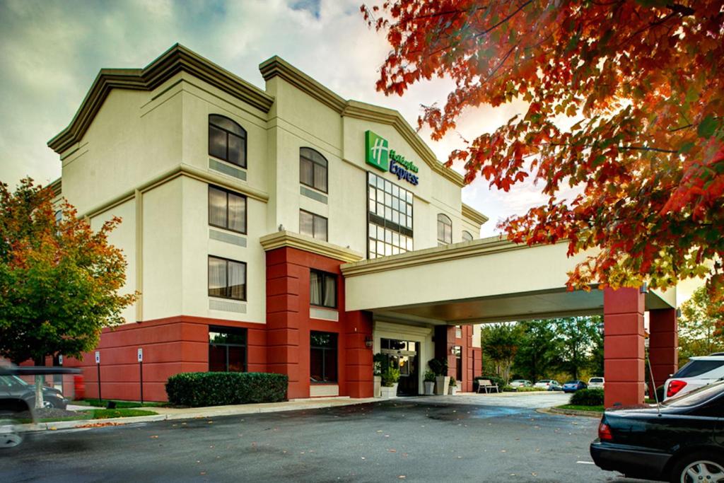 The Holiday Inn Express Richmond Airport, one of numerous hotels near Richmond Airport in Virginia.