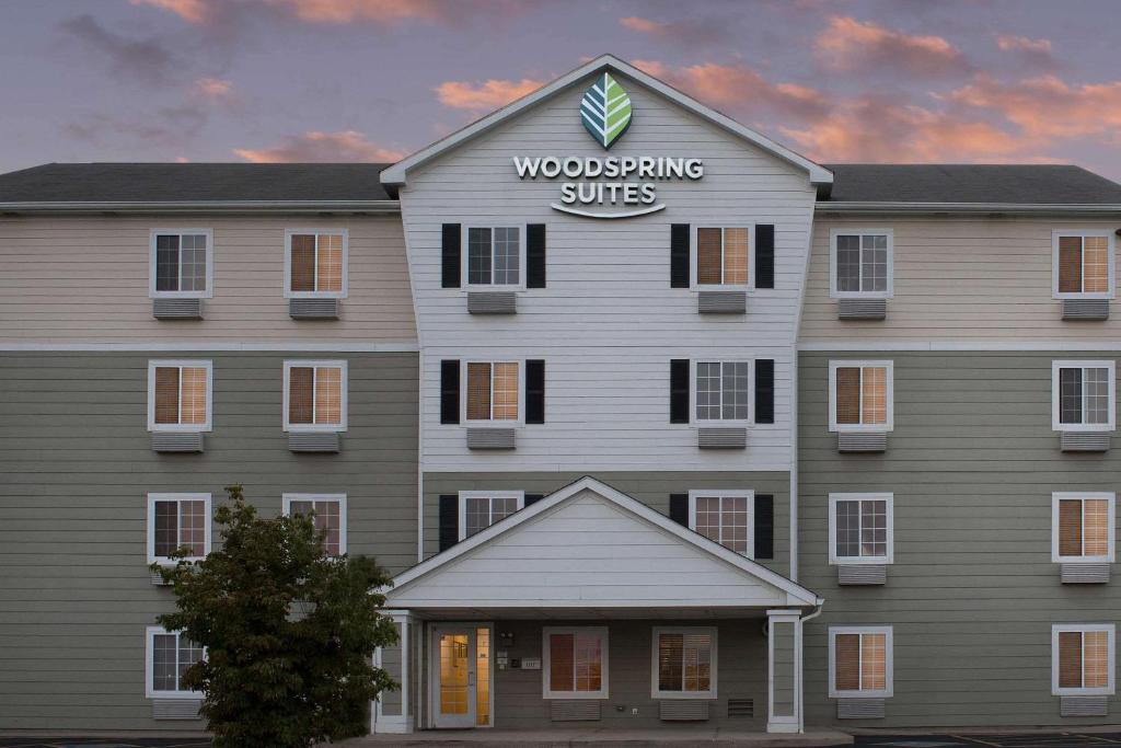The WoodSpring Suites Champaign near University, one of the hotels near Parkland College.