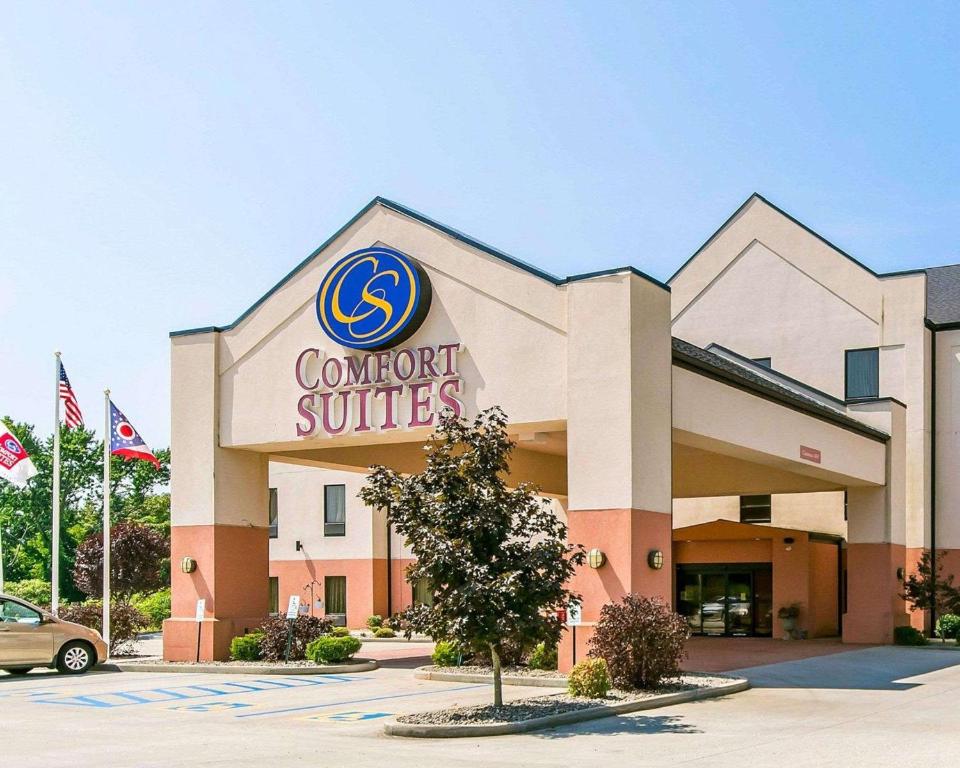 The Comfort Suites South Point - Huntington, one of several hotels near Camden Park.