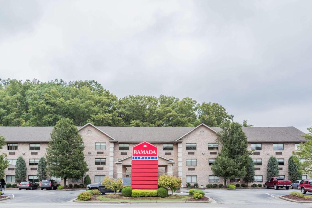 The Ramada Limited - Huntington, one of the hotels near the Huntington Museum of Art in West Virginia.