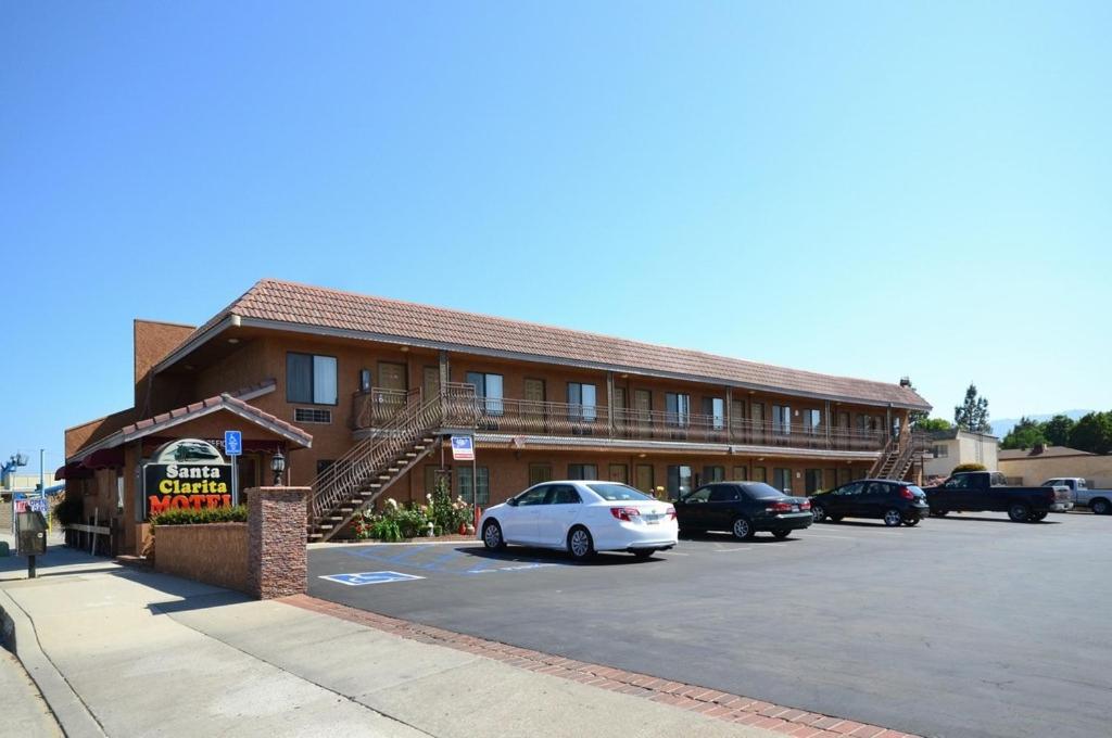 The Santa Clarita Motel, one of several hotels near Santa Clarita Aquatics Center.