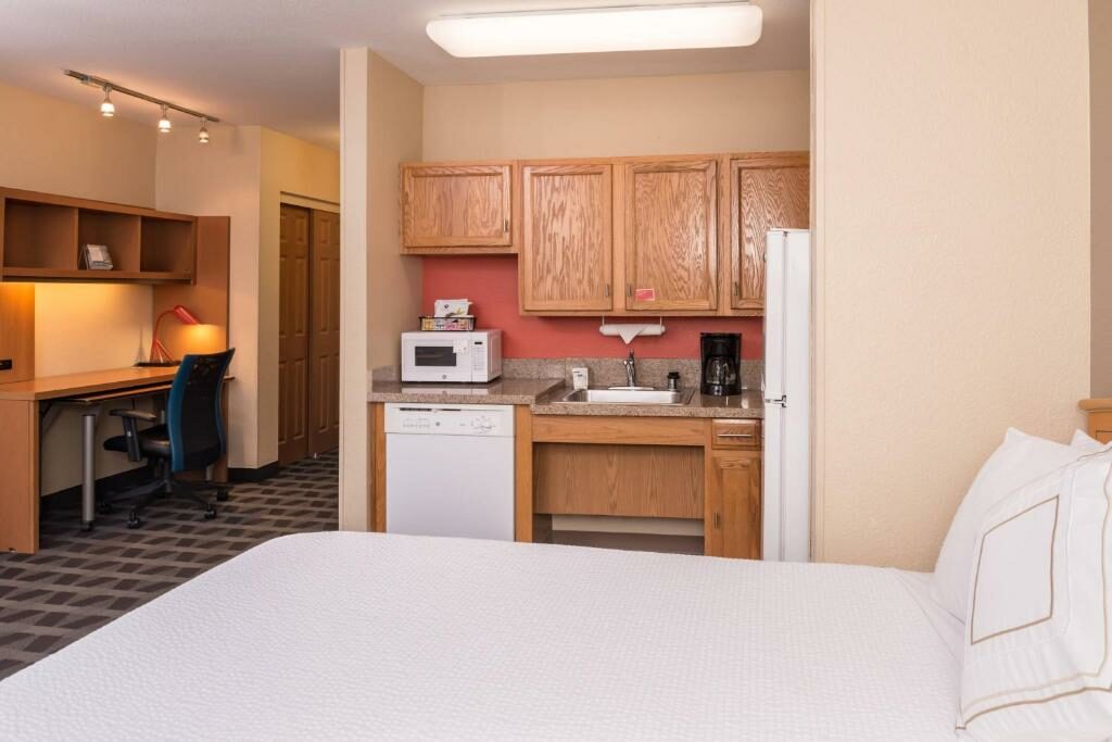 A room with a kitchen at the TownePlace Suites by Marriott Anaheim Maingate.