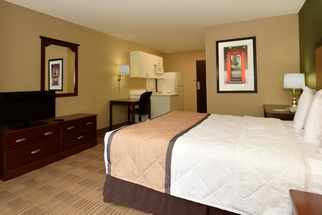 A room with a kitchenette at the Extended Stay America Suites - Orange County - Katella Avenue. 