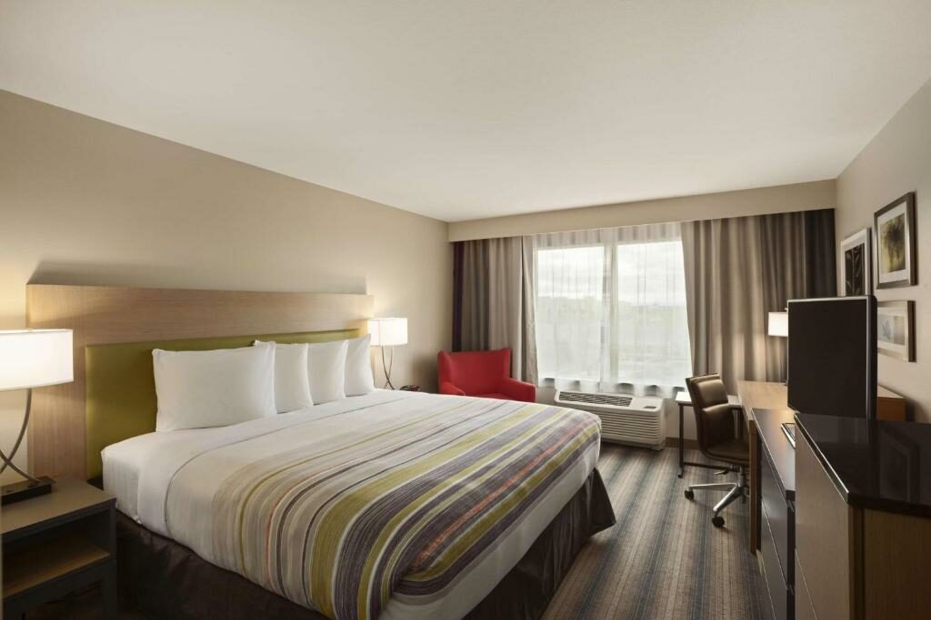 A room at the Country Inn & Suites by Radisson Charlottesville - UVA.