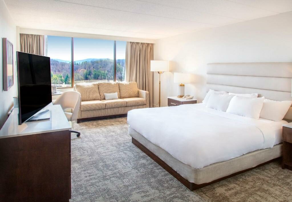 A room at the DoubleTree by Hilton Charlottesville.