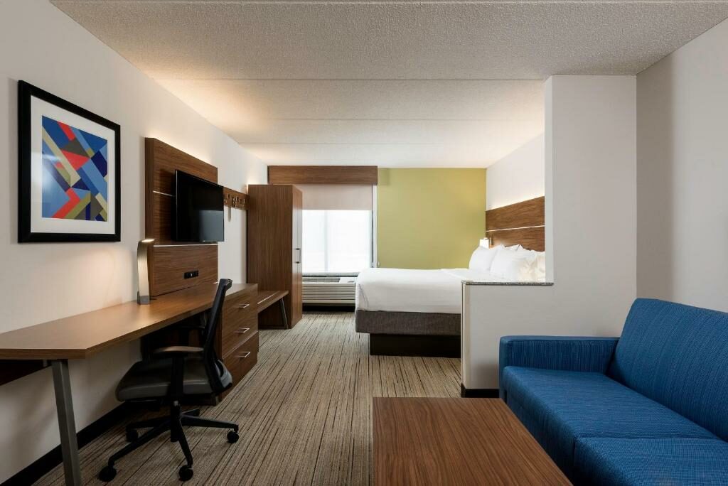 A room at the Holiday Inn Express Hotel & Suites Charlotte Airport - Belmont.