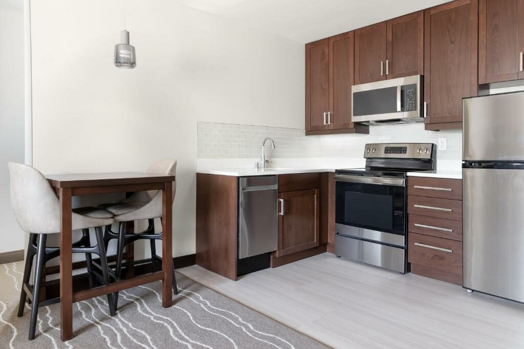 A room with a kitchen at the Residence Inn by Marriott Anaheim Brea.