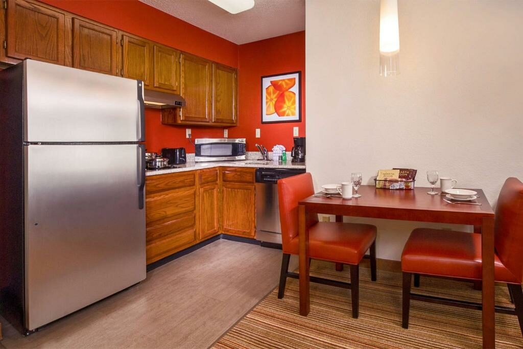 A suite with a kitchen at the Sonesta ES Suites Charlottesville University.