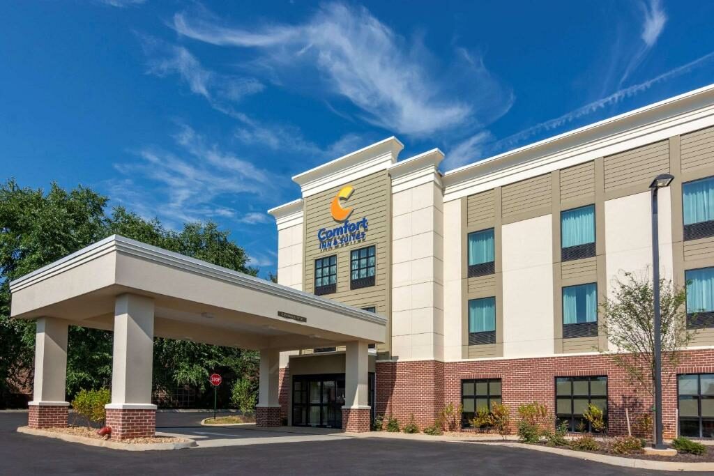 The Comfort Inn & Suites is another Charlottesville airport hotel.