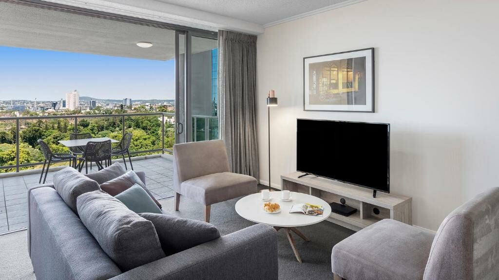 An apartment with a balcony at the Oaks Brisbane on Margaret Suites.