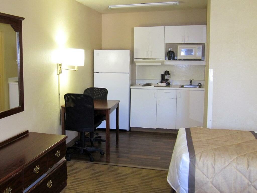 A room at the Extended Stay America Suites - Chattanooga - Airport.