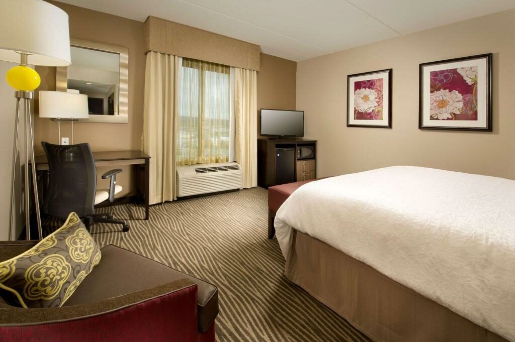 A room at the Hampton Inn & Suites Chattanooga / Hamilton Place.